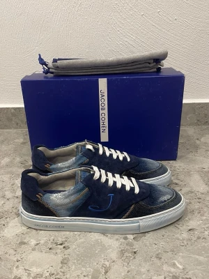 Jacob Cohën Sneakers - Helt Nya Jacob Cohen Skor || Storlek 41 || Nypris ca 7000kr || Mitt pris 3299kr || Box och Dustbag medföljer vid köp || Tveka inte på att höra av dig vid frågor eller funderingar 