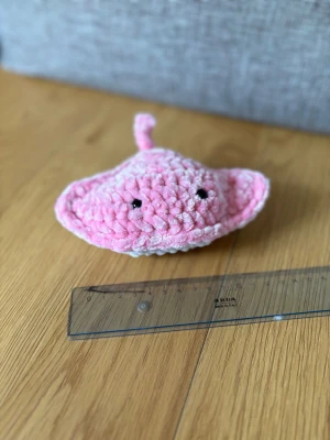 Virkad rocka rosa - Virkad i fluffigt garn, Polyesterfyllning, säkerhetsögon (rekommenderas ej för barn under tre år) 🧶