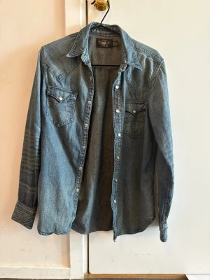 Blå jeansskjorta från RRL Ralph Lauren - Säljer denna väldigt exklusiva Double RL (by Ralph lauren) denim skjortan.  Tror den köptes av farsan för ett tag sen.  100% bomull Tveka inte på att höra av er vid funderingar! 🤗Skriv i dm om ni vill ha mått osv. //Victor 😉🤙 