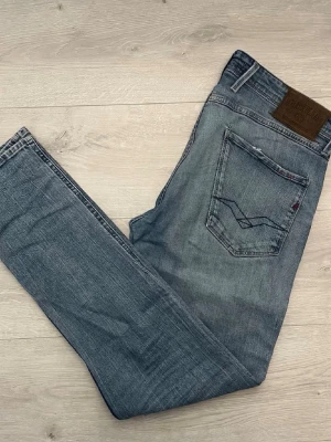 Ljusblå replay anbass jeans - Säljer ett par snygga ljusblå jeans från Replay. Riktigt clean wash som passar till allt och sitter väldigt bra på kroppen.  • Färg: Ljusblå • Skick: Bra skick • Bekväma och stretchiga • Perfekta till både sneakers och hoodie/tröja • Slim/regular fit beroende på hur man brukar bära jeans