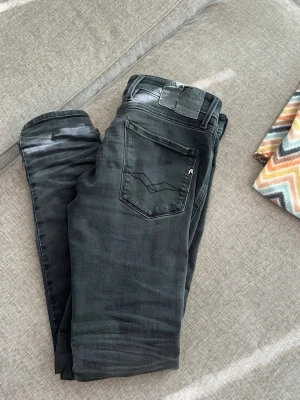 Svarta jeans från Replay - Säljer dessa svarta replay jeans i strl:30:32 lite skavanker men de inget man tänker på vid användning! Skriv gärna om ni är intresserade.