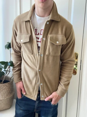 Mjuk selected overshirt  - Mjuk selected overshirt, Inga defekter! Modellen i bilderna är 180 cm 75 kg och bär Storlek S , Kom med frågor! 🌟 (Kan gå ned i pris vid köp av paket 😉) 