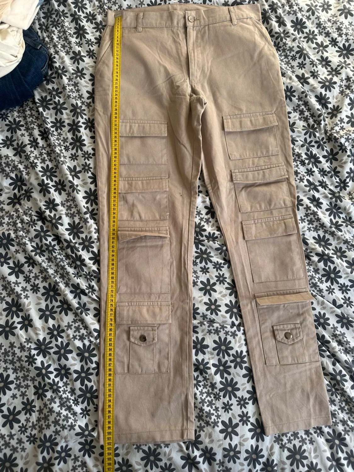 Beige cargobyxor med snygga fickor  - 4