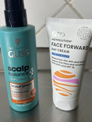 Schwarzkopf Gliss Scalp Balance Spray - Scalp Balance Spray från Schwarzkopf Gliss med panthenol. Sprayen kommer i en turkos plastflaska med svart spraymunstycke och ger skydd för hårbotten, inklusive UV-skydd SPF 20. Passar alla hårtyper och är enkel att applicera. För friskare hår och hårbotten * Q10 Daycresm Mevolotion. Spf 15 