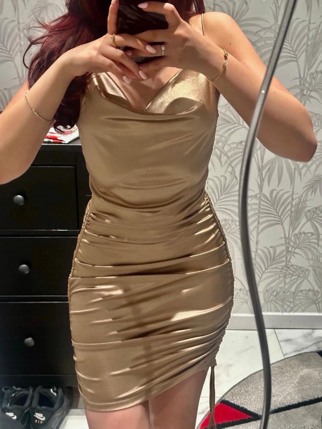 Champagnefärgad satin klänning