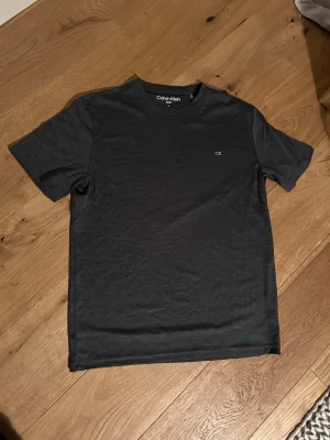 Calvin Klein träningströja - Grå Calvin Klein tröja i träningsmaterial