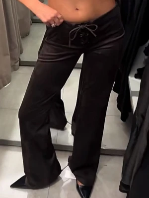 Jättesnygga lågmidjade faux suede Zara byxor! - Så fina slutsålda bruna utsvängda imitationsmocka-byxor! Storlek M men mindre i passform så skulle säga att dom passar S också! (Vet ej vilken storlek som är använd på bilden) Aldrig använda