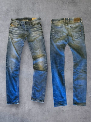 Vintage diesel jeans  - Storlek 28/32 sitter som 30/32 Säljer ett par blå jeans från deisel med tydliga slitningar och tvättade detaljer. Klassisk femficksmodell med raka ben och normal midja. Jeansen har kontrastsömmar och patch i läder bak i linningen. Perfekta för en avslappnad streetstil.