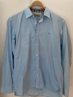 Burberry Skjorta Man - Fin skjorta i klassisk stil. Bra skick, dock något solblekt.