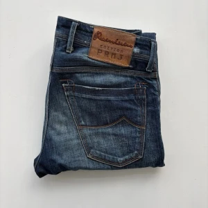 Jacob Cohen Premium Edition PRMJ - Tjena! Säljer nu dessa snygga Jacob Cohen jeansen som är i deras premium edition linje PRMJ. Snygg blå färg med väldigt snygga slitningar. Väldigt fint skick och är i storleken W30 L34. Mitt pris 900. Hör av dig om du har någon fråga!