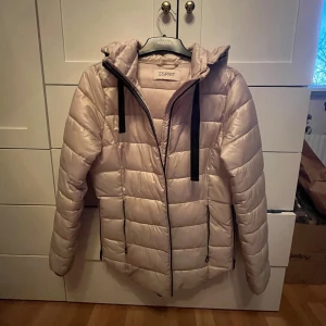 Vårjacka - Cremevit dunjacka från Esprit, kontakta vid frågor💕