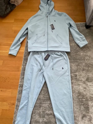 Ljusblått tracksuit från Polo Ralph Lauren - Mysigt loungewear-set i ljusblått från Polo Ralph Lauren.  Storleken är liten där av passar L/M