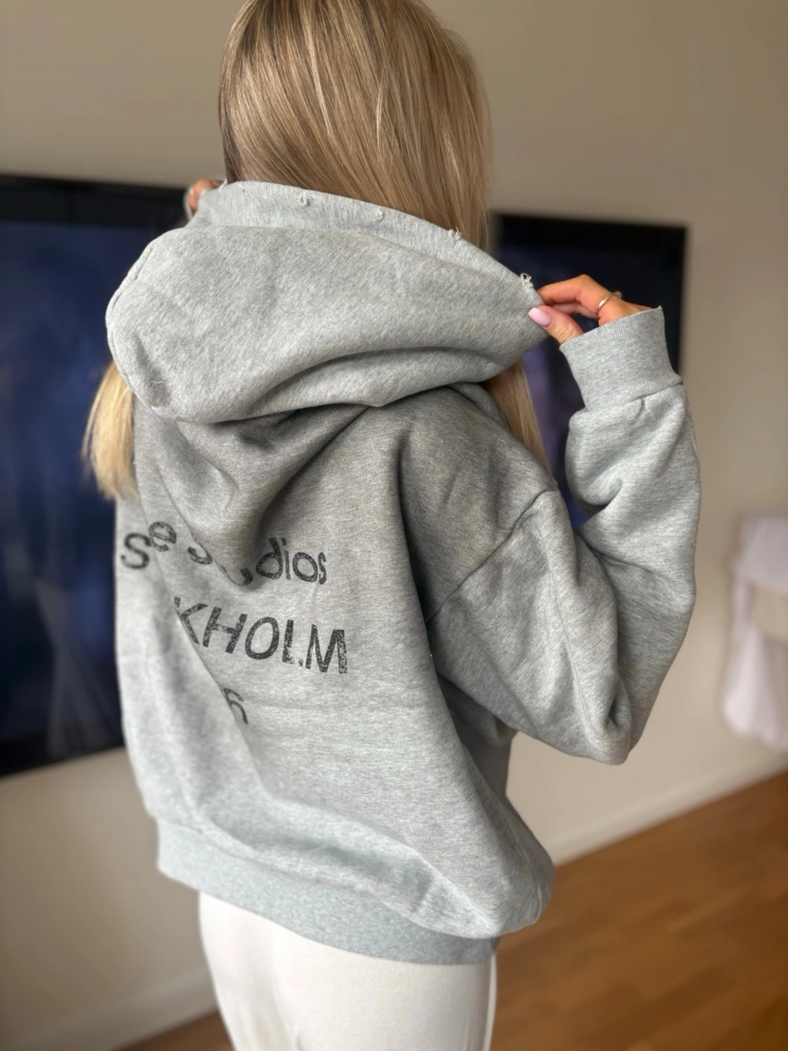 Grå hoddie  - 1