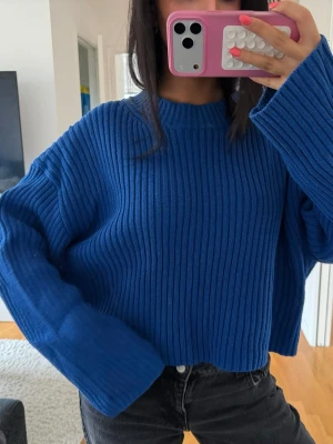 Konblå Stickad tröja  - Storlek L men sitter som på bilden för mig som brukar ha S! 