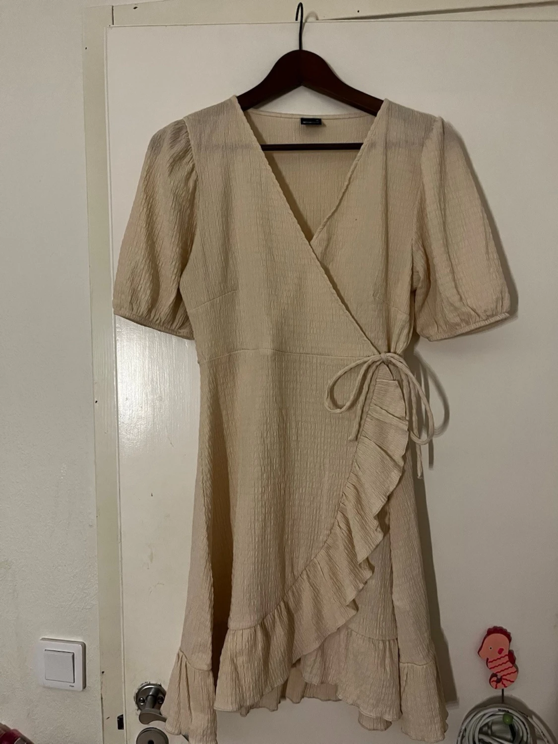 Beige omlottklänning med volang - 1