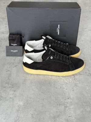 Saint Laurent 06 skor - Saint Laurent 06 skor i storlek 41,5 passar 42, skick 9/10 mycket fina, orginalbox samt kort och använda extrasnören medföljer vid köp, hör av er vid eventuella funderingar