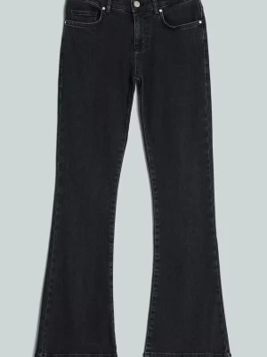 Svarta bootcut jeans  - Säljer ett par svarta bootcut jeans från bikbok som inte kommer till användning 💗 Sista bilden visar en lite upprivning längre ner på enda benet men inget som alls syns enligt mig!! Ws L31, nypris 700! skriv för egna bilder på