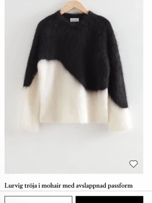 Mohair svart vit tröja Other stories - Säljer en fluffig stickad tröja i mohair med avslappnad passform.  Köptes på other stories för 1300kr och går inte att köpa längre