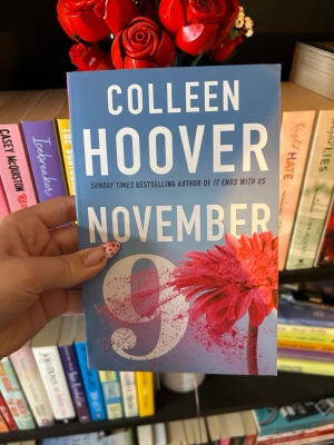 November 9 - November 9 av Colleen Hoover på engelska. Den har lite skada i hörnet och på sidorna på kanten, syns på de sista bilderna!  Kolla min profil för liknande böcker! +bundle  rabatt!