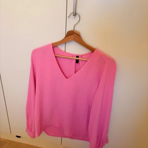 Rosa v-ringad blus från Vero Moda - Säljer denna rosa blus från Vero Moda i storlek M. Inte använt mycket.
