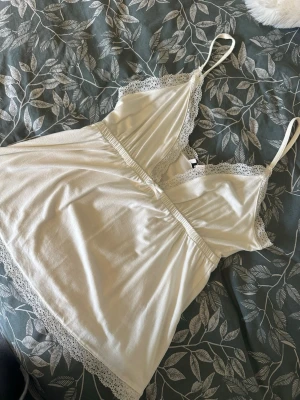 Topp - Vit söt topp från Nelly i storlek XS, mycket fint skick!😇
