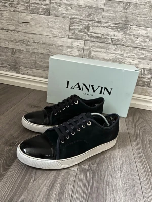 Lanvin skor - Säljer nu ett par riktigt feta lanvin skor uk 10~44-44.5 som sagt riktigt schysta, passar till allt! Bedömer skicket själv ut efter bilder men skulle säga att de är bra skick! Og~box! Skriv vid minsta fundering!