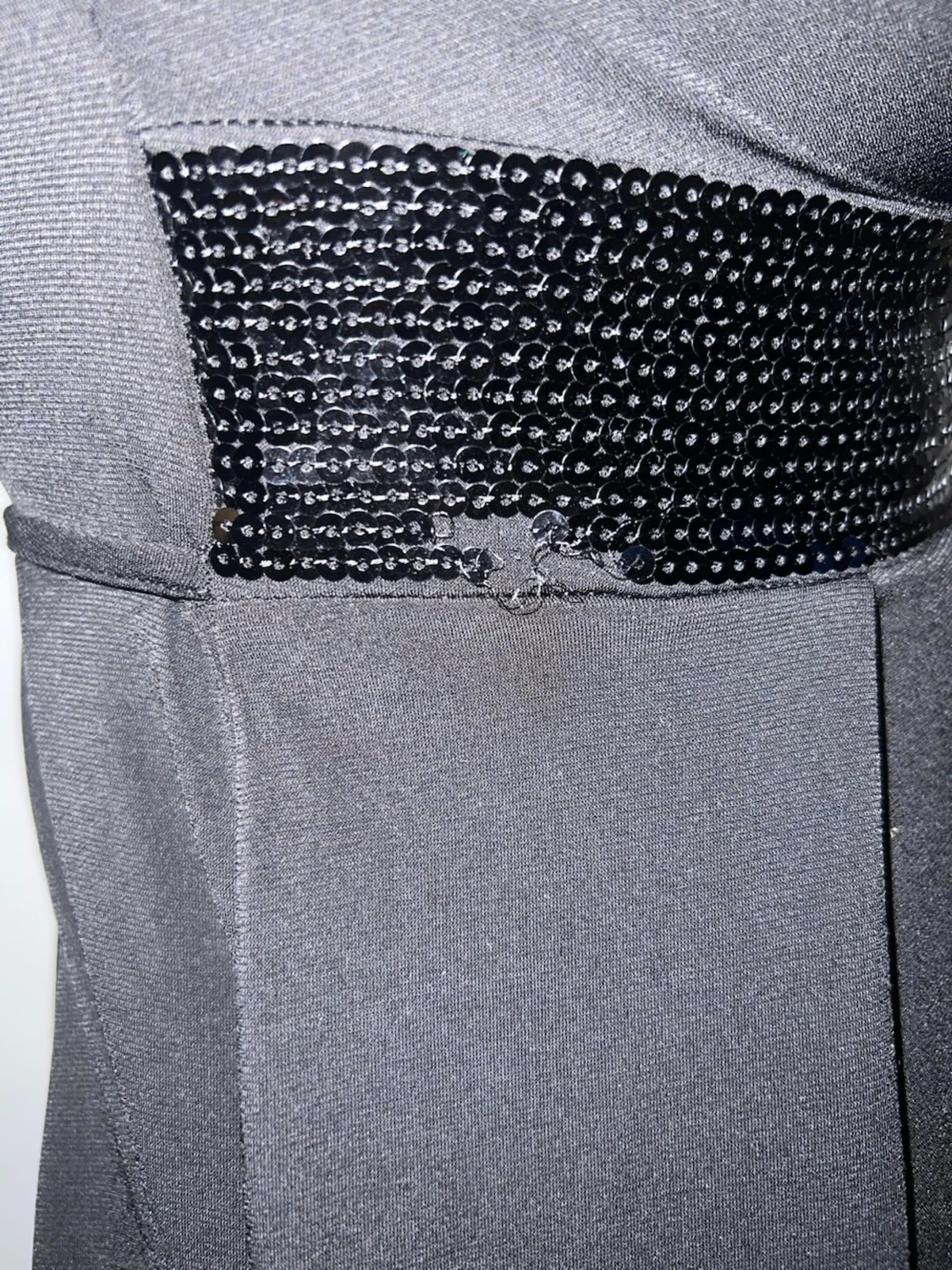 Svart klänning med paljettdetaljer - 3