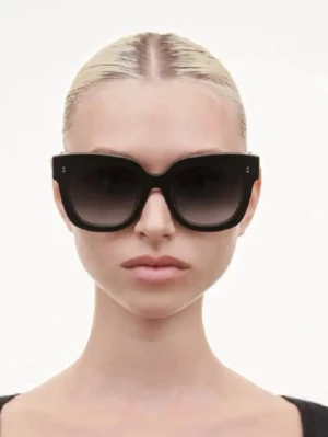 Svarta chimi 08 berry - Snygga svarta solglasögon med rektangulär form och breda skalmar. Perfekta för en trendig och modern look. Passar till de flesta outfits och ger en cool vibe.