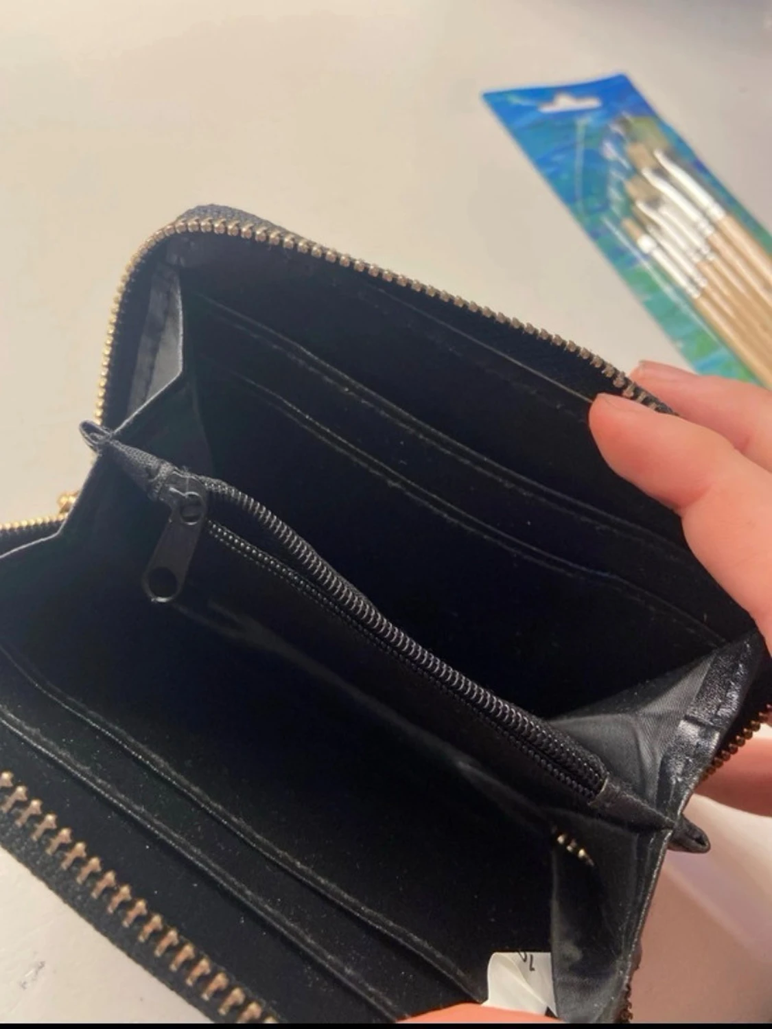 Svart plånbok med guldiga detaljer  - 2