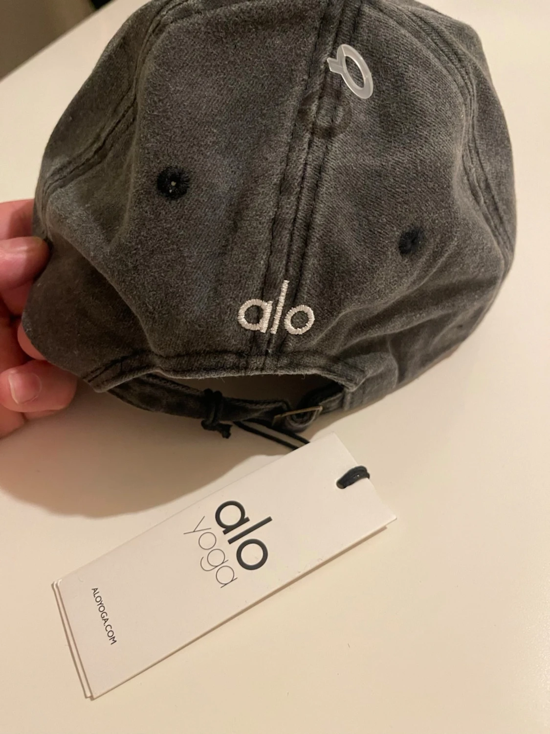 Grå  keps från Alo Yoga - 1