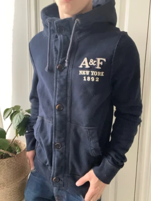Abercrombie and fitch cardigan  - Abercrombie and fitch cardigan , riktigt najs. Stor på modellen dock. Inga defekter! Modellen i bilderna är 180 cm 75 kg och bär Storlek L , Kom med frågor! 🌟 (Kan gå ned i pris vid köp av paket 😉) 