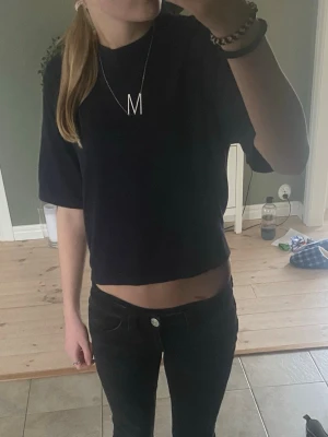 Finstickad kortärmad topp i marinblå  🤍 - En enkel och stilren marinblå t-shirt från Vero Moda. T-shirten har korta ärmar och en rak passform som sitter snyggt på kroppen. Perfekt till jeans eller kjol. Tillverkad i mjuk bomull💕 Säljer den då jag inte längre använder den, kontakta mig om ni vill ha fler bilder eller undrar något💕