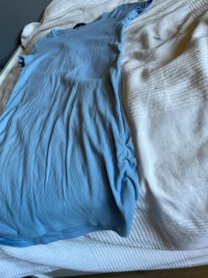 Ljusblå ribbad klänning Xoxo finds - Supersnygg ljusblå ribbad klänning från Xoxo finds. Kort modell med tight passform och stretchigt material som sitter bekvämt. Perfekt till sommaren och enkel att styla med sneakers eller sandaler.