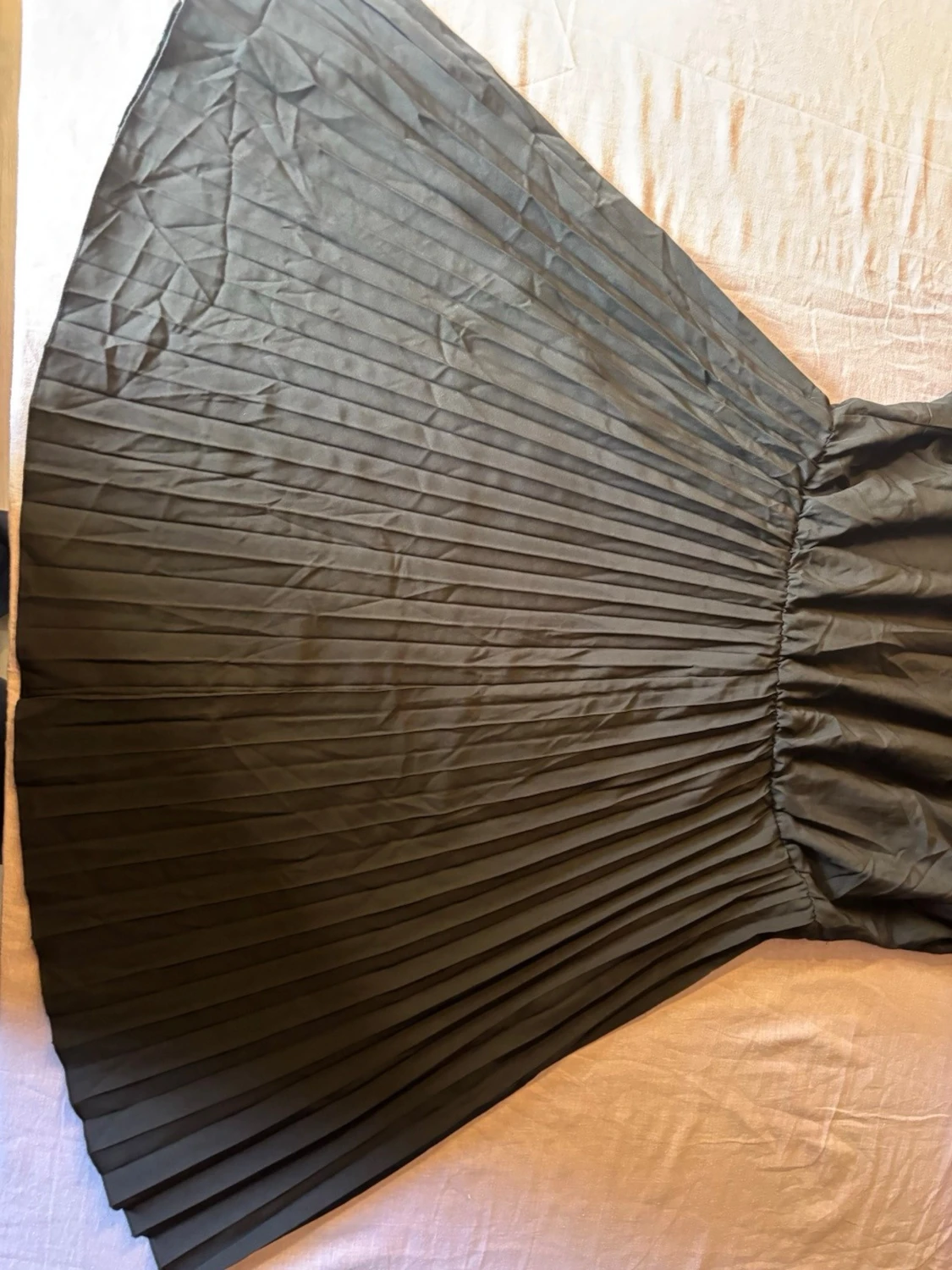 Svart plisserad klänning med v-ringning - 2