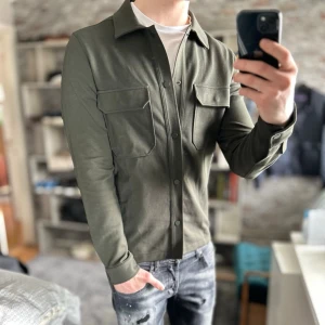 Dressmann overshirt - Mycket fint skick, inga defekter. Nypris ca 1000kr. Storlek S, passar dig som är 170-180cm ungefär. Skriv för mer information!🤝 