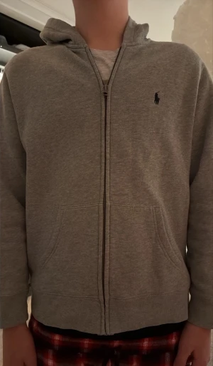 Grå zip hoodie från Polo Ralph Lauren - Grå zip up från Ralph Lauren med luva. Super bra skick och sjukt skön 