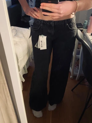 Svarta low waist baggy jeans  - Svarta wide leg jeans från NA-KD. Storlek 34. De är aldrig använda 
