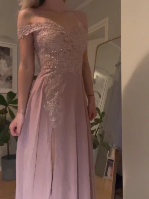 Balklänning - Superfin balklänning! Aldrig använd endast testad! Då den är sjusterbar i ryggen passar den många olika storlekar! Nypris ca 2000kr