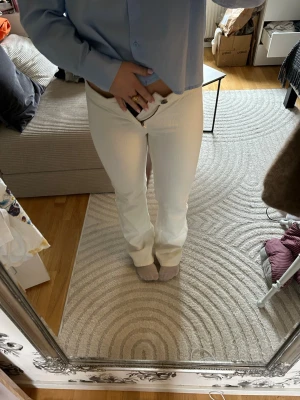 Vita bootcut jeans - Säljer mina favoritbyxor som blivit för små! Nyskick ! Pris kan diskuteras 🩵🩵🩵