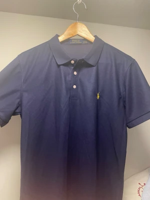 Mörkblå polo pike  - Ny utan defekter. Storlek M. Klassisk men passar perfekt till våren/sommaren. Äkta, kvitto finns på sista bilden 