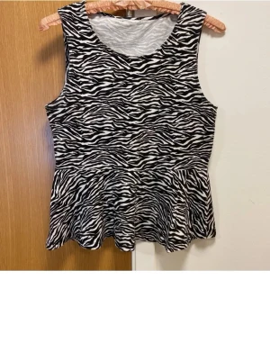 Zebra linne  - Ett fint linne i zebra mönster, använt flitigt men ändå i bra användbart skick!