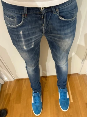 Dondup jeans - Säljer dessa sjukt feta dondup jeans med slitningar och hål på knät | Modell: George | Storlek 32 | Bra skick | hör av dig vid minsta fråga eller fundering 
