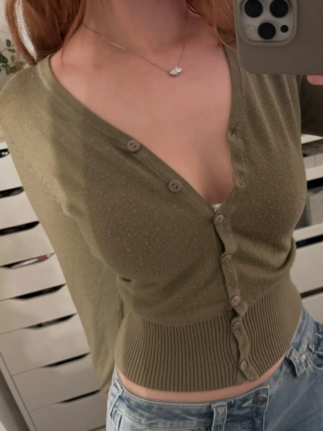 Olivgrön ribbad kofta med knappar