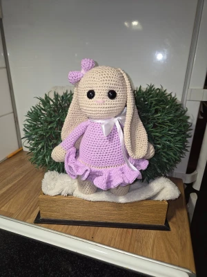 NY Virkad Kanin stl 25 - 26 cm  - Virkad Kanin Höjd ca 25 - 26 cm . Säkerhetsögon  Virkad i bomullsgarn och stoppad med kuddfyllning  