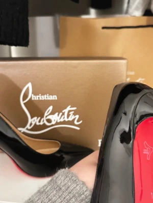 Christian Louboutin 38 - Helt oanvända, skyddsplast på sulor, dustbag, box, påse och eventuella ”papper” tillkommer. 8cm klack höjd. skorna är egentligen storlek 39 men dom är alldeles för små för 39.