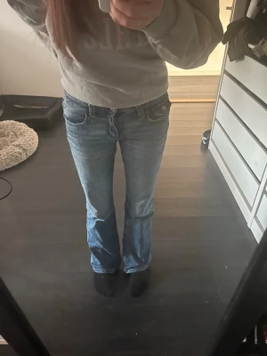 Blå bootcut jeans med broderade fickor - Säljer ett par blå bootcut jeans med snygga broderade detaljer på bakfickorna. Jeansen har klassisk femficksmodell och normal midja. Perfekta för dig som gillar en avslappnad men ändå trendig look, pris kan diskuteras!