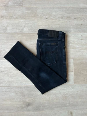 Svarta Nudie Long John Jeans W30 L32 - Fina Nudie Jeans i svart färg. Jeansen är i mycket bra skick och sparsamt använda. |  Äkta som allt annat jag säljer! ✅ |  Storlek: W30 | Skick: Mycket bra skick | Färg: Svart | Märke: Nudie Modell: Jeans |  Hör gärna av dig vid frågor så svarar jag så fort jag kan! 😁|   (Sku - 45)