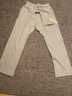 Essentials byxor - Ett par helt nya essentials byxor som aldrig har använts. Skriv för mer information!!