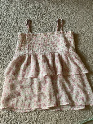 Blommig rosa och vit volang topp - Super söt, nyskick, säljer för att den inte passar💞 säljer matchande kjol, se min profil💞storlek 170💞