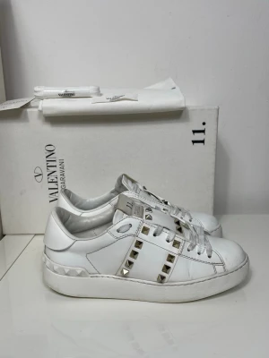 Valentino Rockstud Skor  - Säljer nu dessa Valentino Rockstud Skor med ett nypris på 7 700 kr!, skriv för fler bilder/frågor🙌🏼 